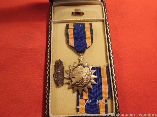 WW2 Era Air Medal Lapel Pin Ribbon Coffin Box Flak US Military Army WWII-img-2