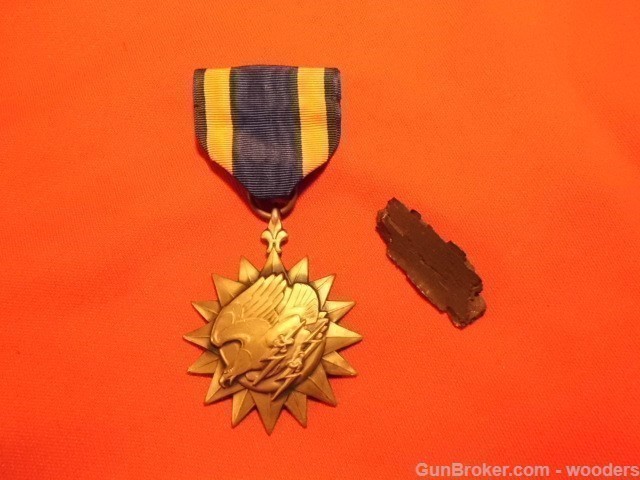 WW2 Era Air Medal Lapel Pin Ribbon Coffin Box Flak US Military Army WWII-img-4