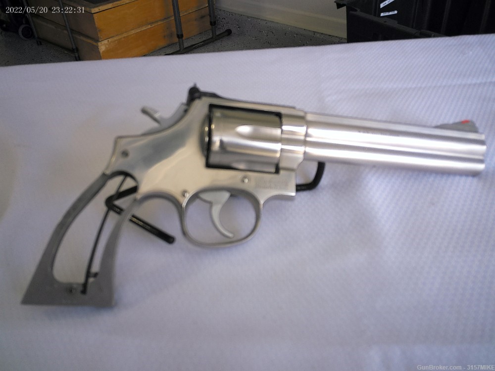 Smith & Wesson Model 686(no dash) Combat Magnum, .357 Magnum, 6" Barrel-img-26