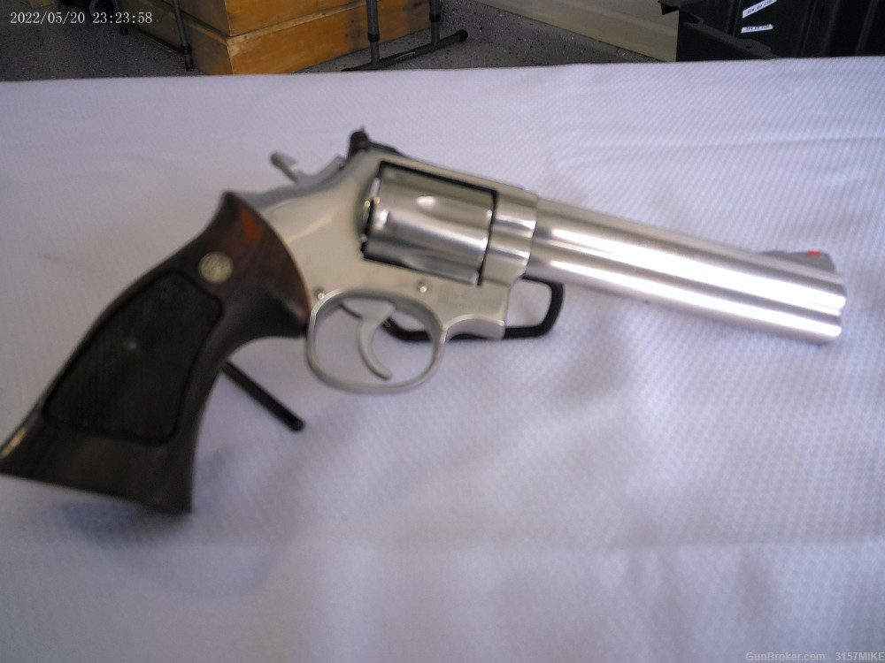 Smith & Wesson Model 686(no dash) Combat Magnum, .357 Magnum, 6" Barrel-img-2