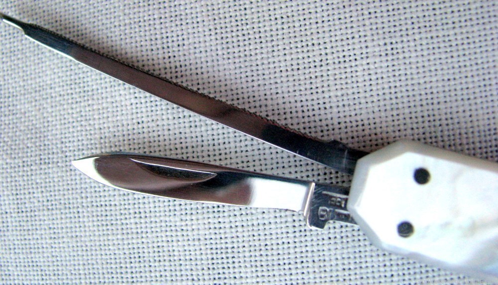 PRISTINE MINT PEARL 3 BLADED BOLSTERLESS GENTLEMANS POCKET KNIFE 1930s-40s-img-0