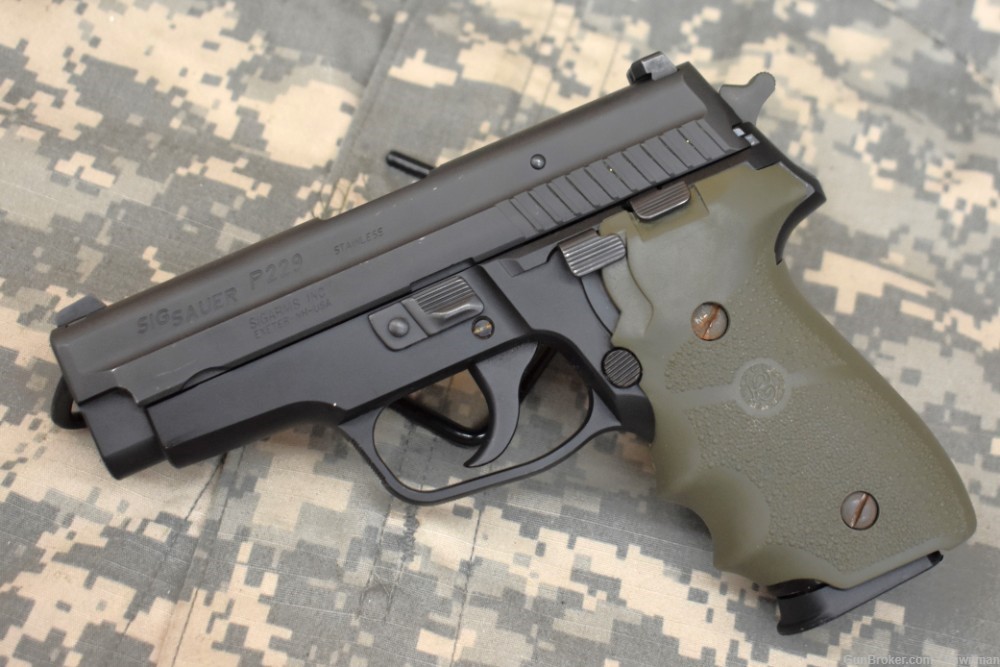 SIG Sauer P229 in 40 S&W-img-1