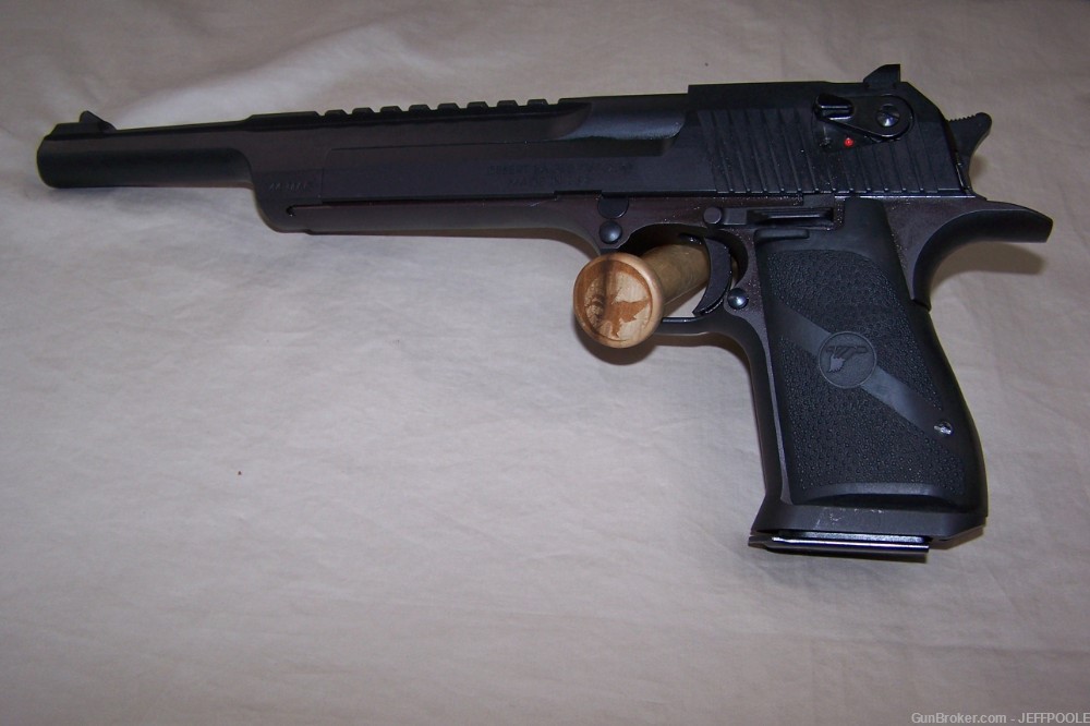 Magnum Research Desert Eagle 44 Magnum 10" 98% with box and literature-img-7