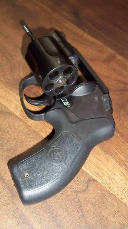 SMITH AND WESSON BODYGUARD REVOLVER W/ CRIMSON TRACE LASER-img-3