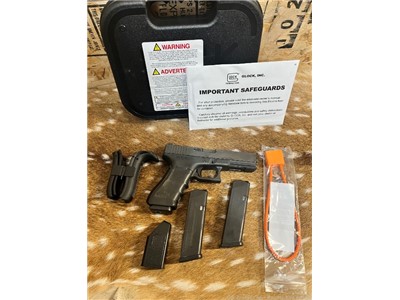 Glock 22 Gen 4 40 S&W police trade in with box back straps and 3 mags 
