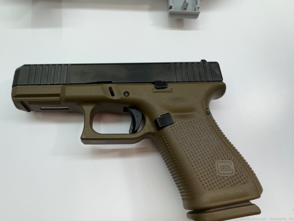 BRAND NEW - Glock 19 Gen 5 Two-tone FDE and Black-img-3