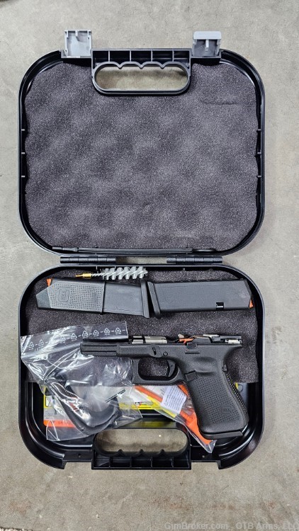 Glock 19 G19 Gen 5 factory frame w/ 3x 15rd mags & hard case-img-0