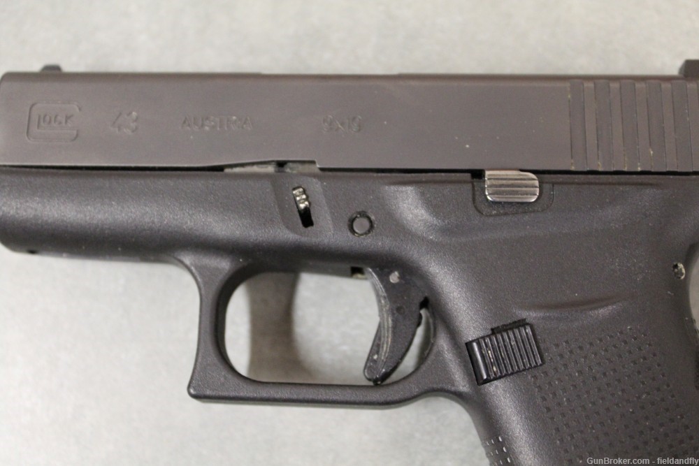 GLOCK 43 in 9MM with 3 magazines, excellent condition-img-6