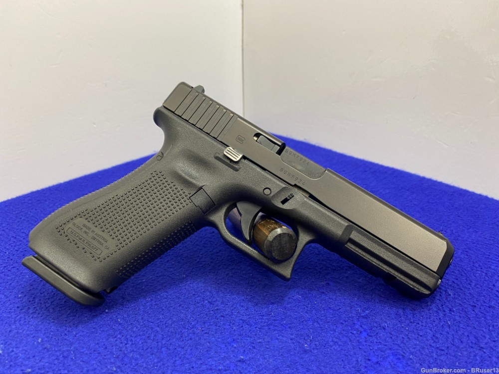 Glock 17 Gen 5 9mm Black 4.49" *WELL-KNOWN FOR ITS LONGEVITY & RELIABILITY*-img-16