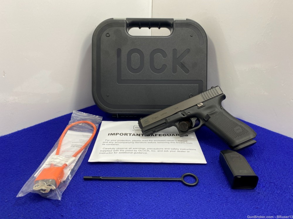 Glock 17 Gen 5 9mm Black 4.49" *WELL-KNOWN FOR ITS LONGEVITY & RELIABILITY*-img-0