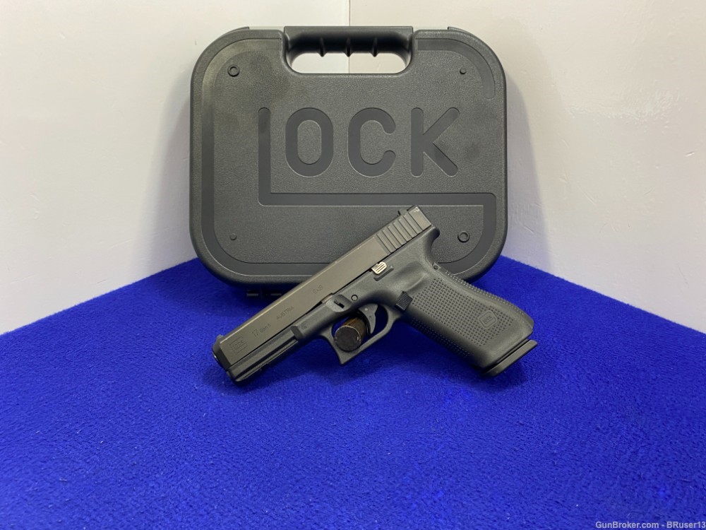 Glock 17 Gen 5 9mm Black 4.49" *WELL-KNOWN FOR ITS LONGEVITY & RELIABILITY*-img-2