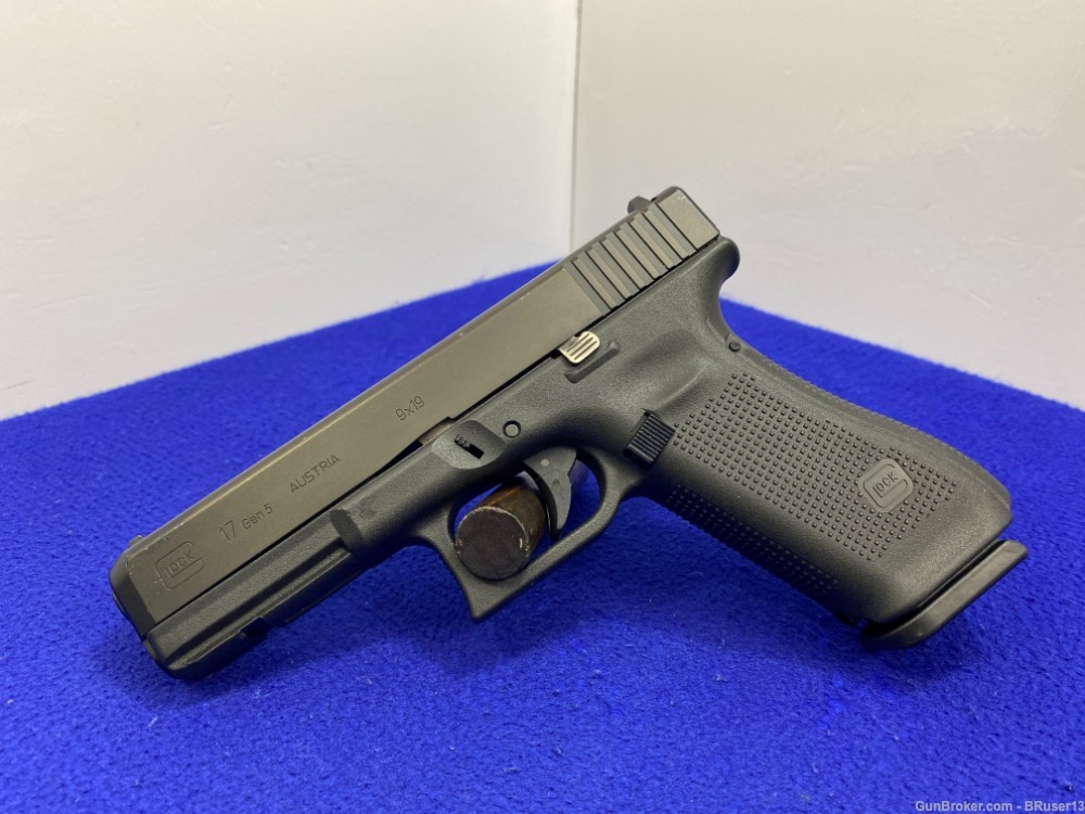Glock 17 Gen 5 9mm Black 4.49" *WELL-KNOWN FOR ITS LONGEVITY & RELIABILITY*-img-3