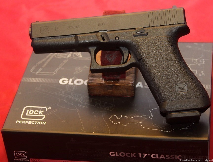 Glock 17 Gen 1 Classic Collectible, 9mm,  2-17rd Magazines - NEW!-img-2