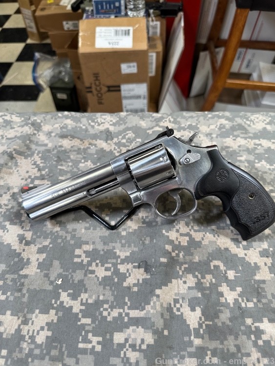 Smith & Wesson 686-6 PLUS 7 Shot .357 Mag Non-Fluted Cylinder 5" Barrel-img-1
