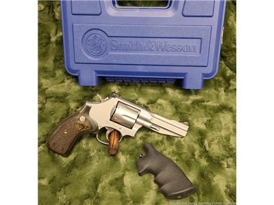 Smith & Wesson 686-6 Pro Series Performance Center - Extra Grips!  AWESOME!