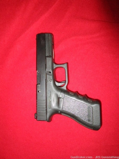 Used Glock Mod. 22 in .40 S&W cal. Comes with two15 round and Box-img-1