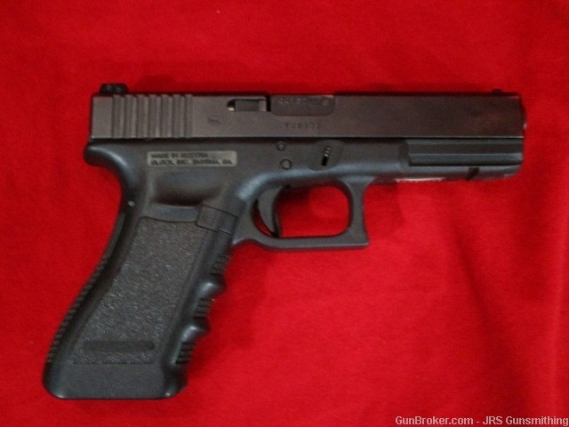 Used Glock Mod. 22 in .40 S&W cal. Comes with two15 round and Box-img-4
