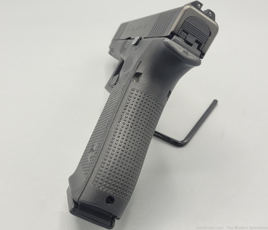 Glock G17 Gen 5 9mm 4.49" Semi Auto Pistol Black Night Sights 9x19 G 17-img-3