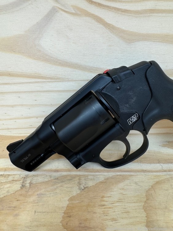 SMITH AND WESSON BODYGUARD .38 SPECIAL W/ CRIMSON TRACE LASER- NO RESERVE!-img-4