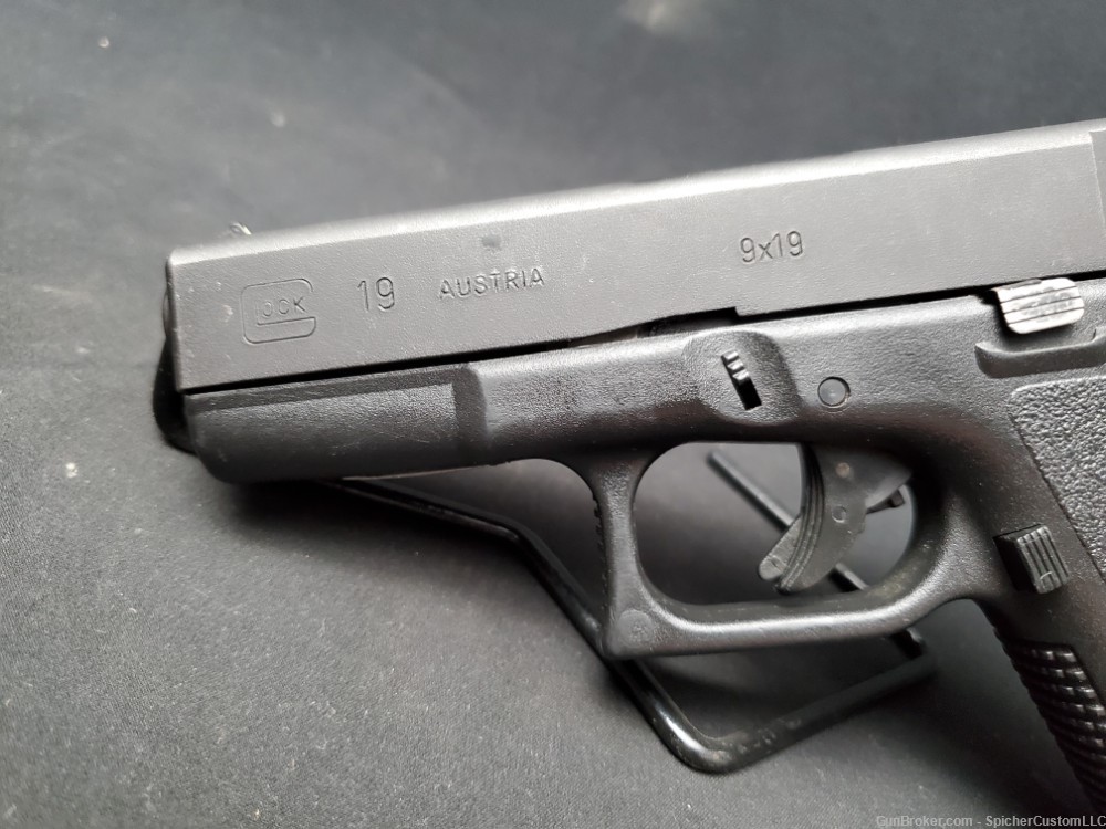 Glock 19 Gen 2 9mm Pistol with Two Magazines-img-8