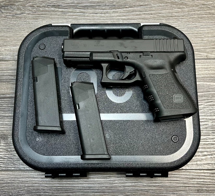 LIKE NEW Glock 19 Gen 3 9mm Pistol W/ Magazines and Hard Case-img-0