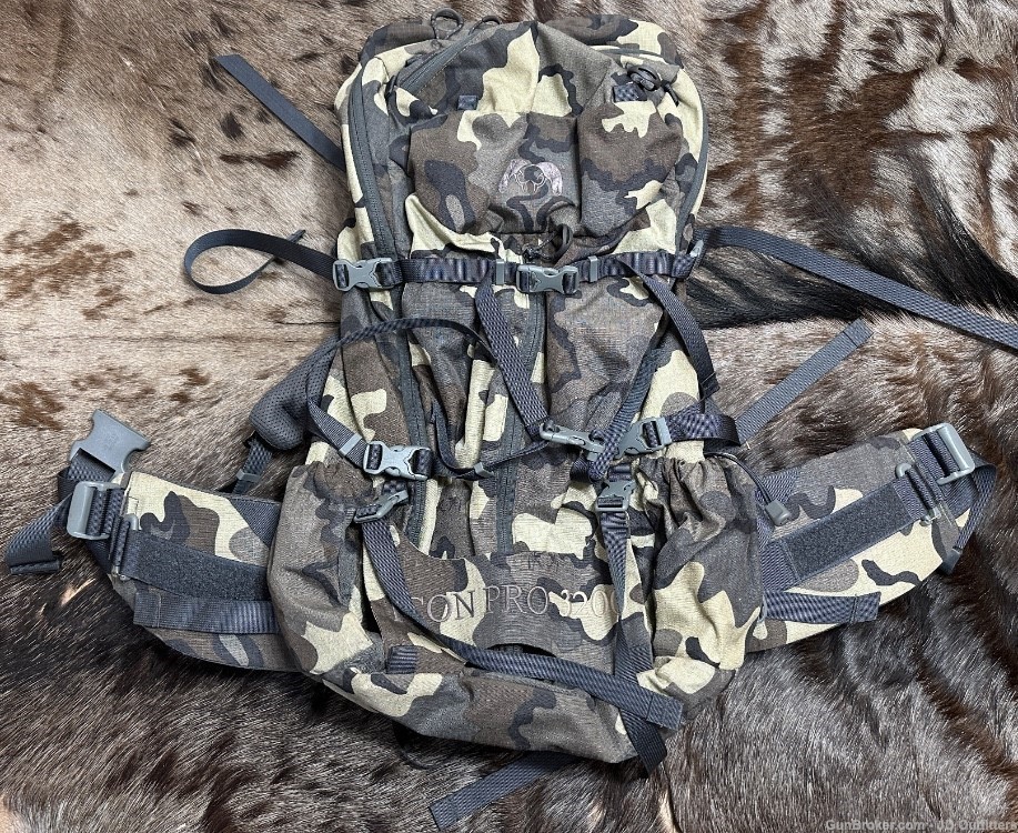 KUIU ICON PRO 3200 L/XL BACKPACK CARBON FIBER FRAME 99% CONDITION-img-0
