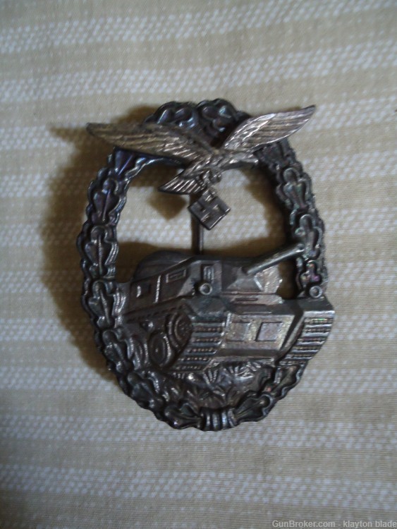 Group Of 12 German WWII  Reproduction  Badges-img-22