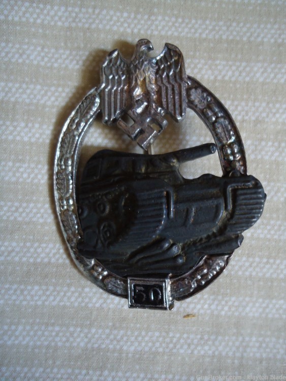 Group Of 12 German WWII  Reproduction  Badges-img-4