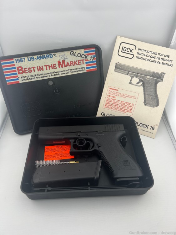 Gen 2 Glock 17 - Almost LNIB. Mags. Manual. Original Box.-img-0