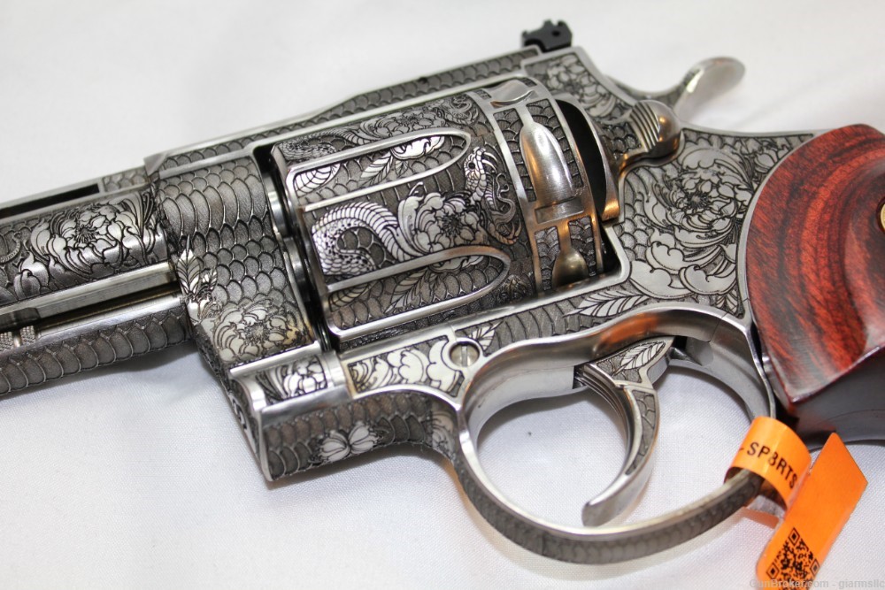 VERY BEAUTIFUL! Colt Anaconda 8" custom engraved with Colt Rosewood grips-img-4