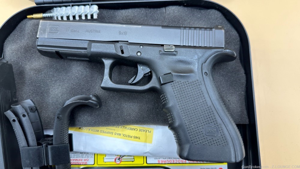 LE Trade-In GEN4 GLOCK 17 G17 MOS 9mm 17Rd Mag NS 4.49" GEN 4 Optic Ready -img-1
