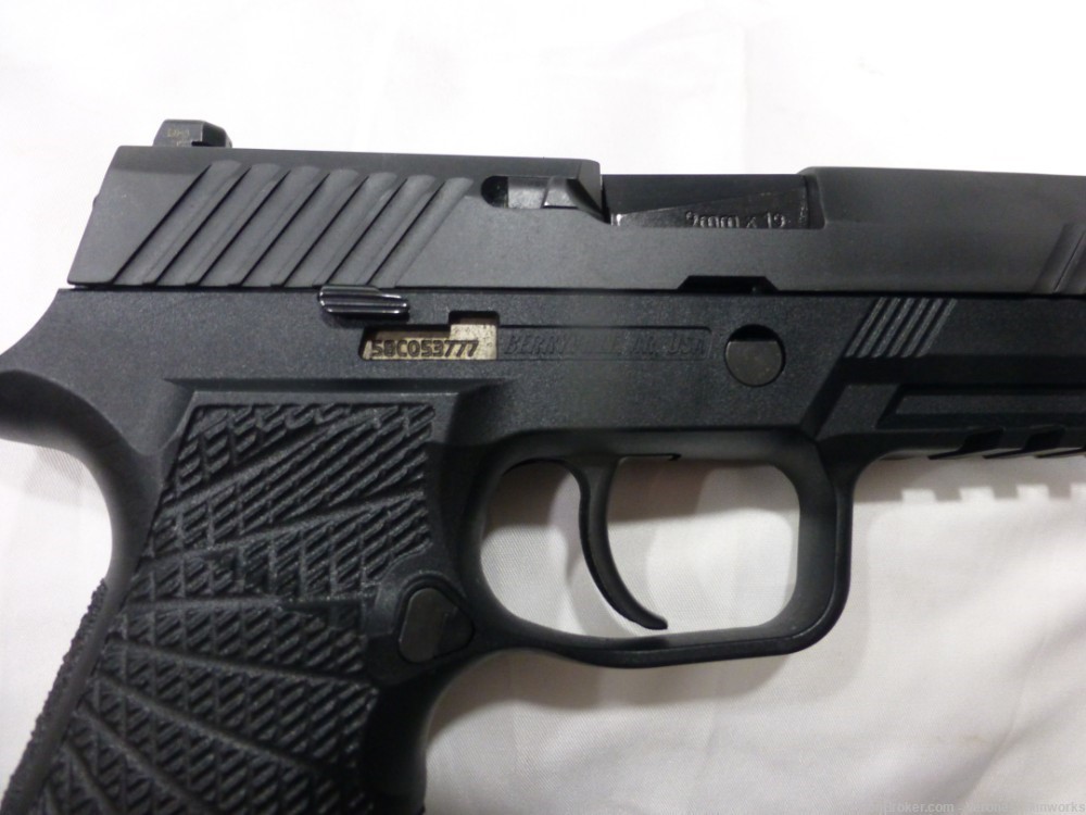 Sig P320 9mm Pistol Wilson Combat Grip Module 17 rd Holster EXCELLENT-img-2