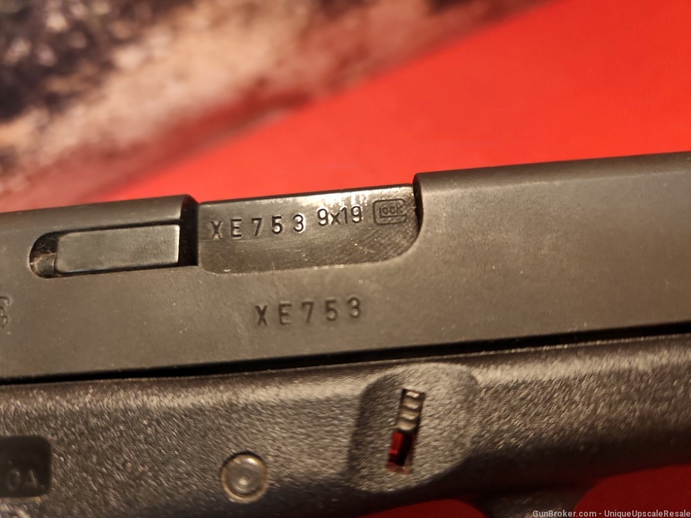 Glock 17 9mm 2nd generation with box, 2-17 rd magazines-img-7