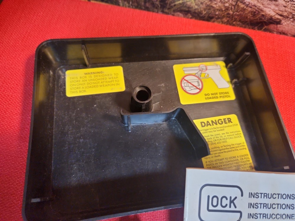 Glock 17 9mm 2nd generation with box, 2-17 rd magazines-img-17