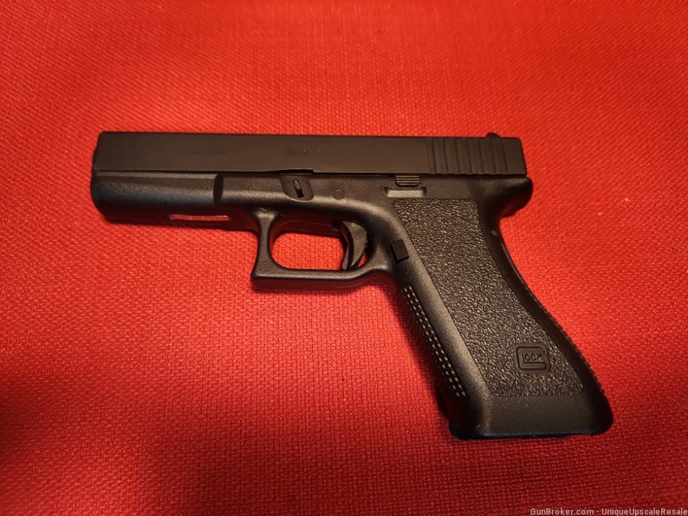 Glock 17 9mm 2nd generation with box, 2-17 rd magazines-img-1