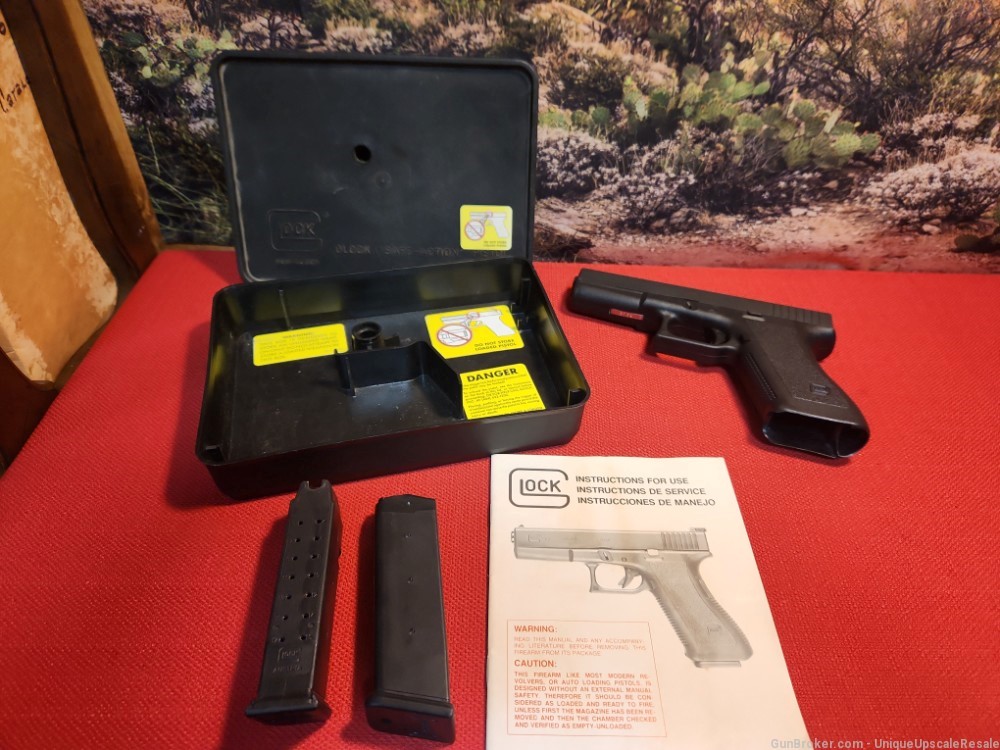 Glock 17 9mm 2nd generation with box, 2-17 rd magazines-img-0