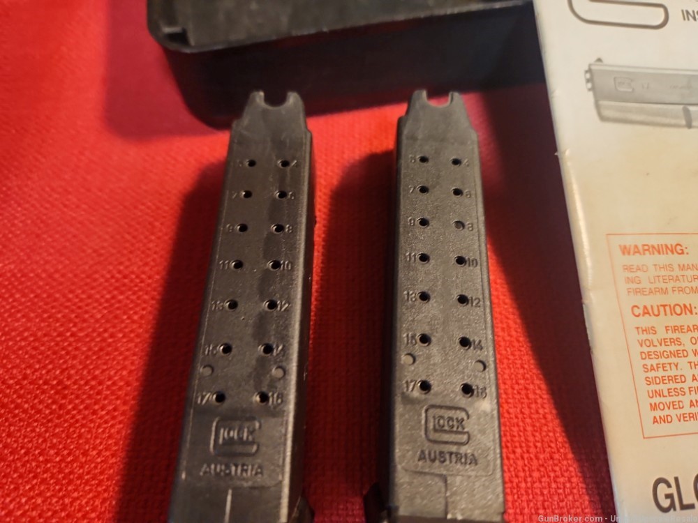 Glock 17 9mm 2nd generation with box, 2-17 rd magazines-img-14