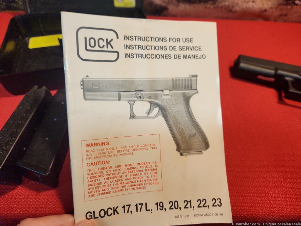 Glock 17 9mm 2nd generation with box, 2-17 rd magazines-img-11