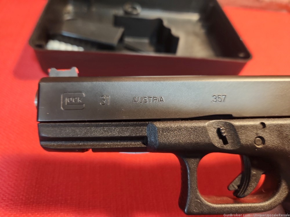 Glock G31 357 Sig with additional 40 S&W barrel . Gen 3 10 rd. -img-1