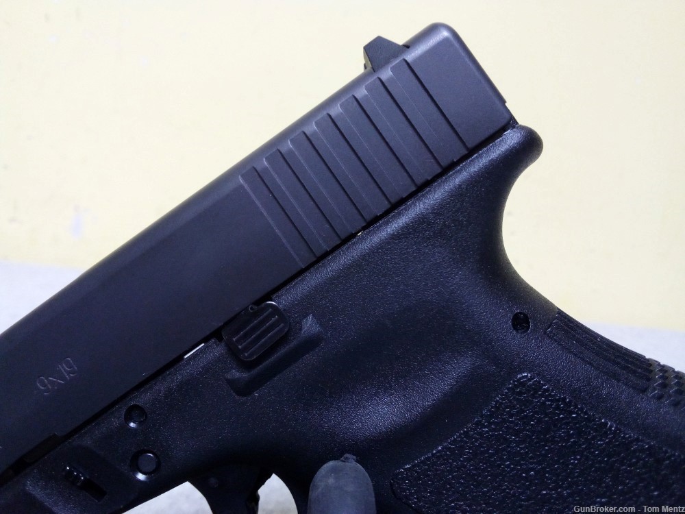 Glock 19 Semi Auto Pistol, 9x19, 4.02" Barrel, 3 mags And Case-img-3