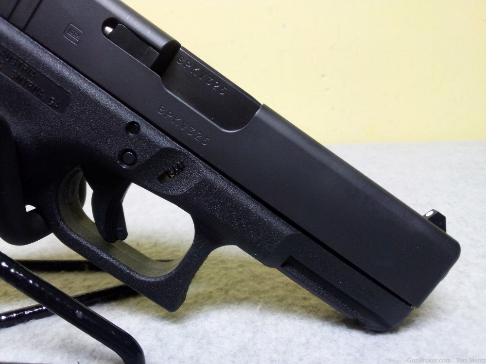Glock 19 Semi Auto Pistol, 9x19, 4.02" Barrel, 3 mags And Case-img-8