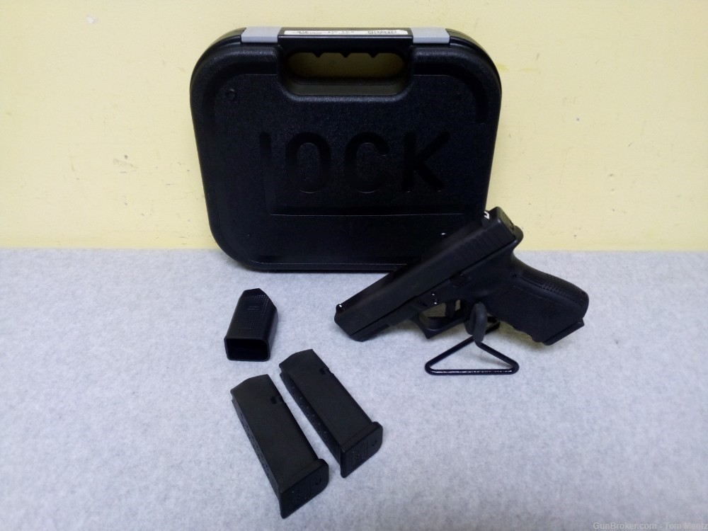 Glock 19 Semi Auto Pistol, 9x19, 4.02" Barrel, 3 mags And Case-img-0
