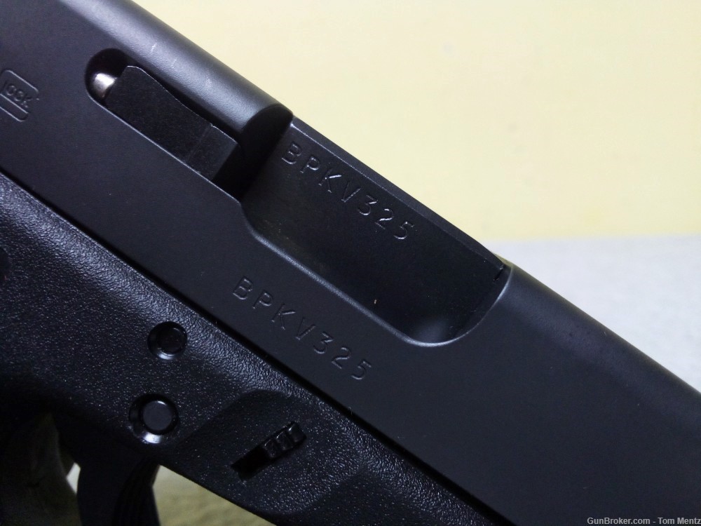 Glock 19 Semi Auto Pistol, 9x19, 4.02" Barrel, 3 mags And Case-img-9
