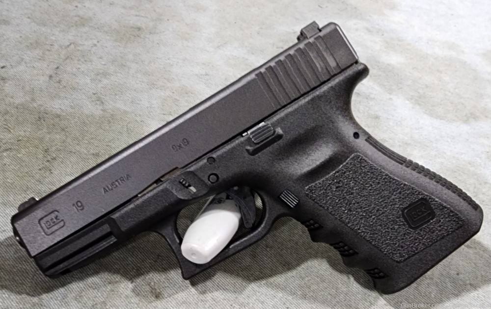 Police Trade EXCELLENT Gen3 Glock 19 9mm 3 Mags Trijicon NS-img-1