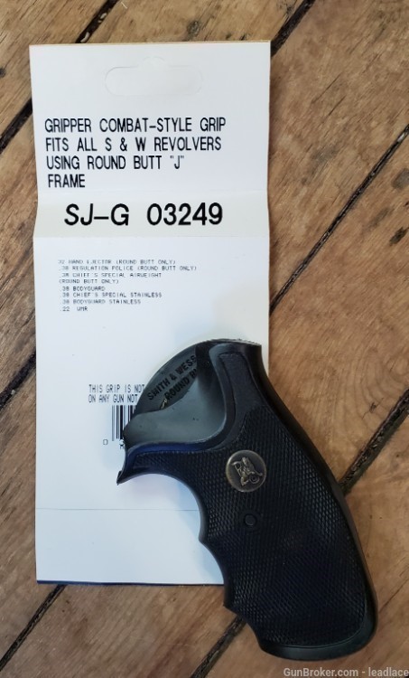 Pachmayr Combat-Style Smith & Wesson Round Butt J Frame Revolver Grip-img-1