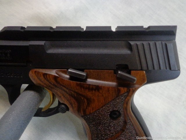 Browning Buck Mark Plus Rosewood, Pistol, 22LR w/Extras - .01 Start!-img-8