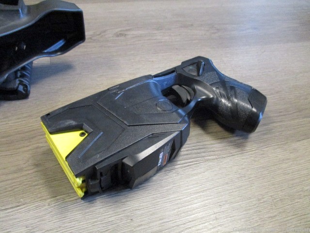 TASER X2 Black 2 shot Tazer W/ Cartridges and Battery WORKING Less Lethal -img-1