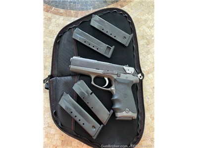 Ruger P94 steel blued .40 s&w da/sa handgun w/ soft case & 5 mags