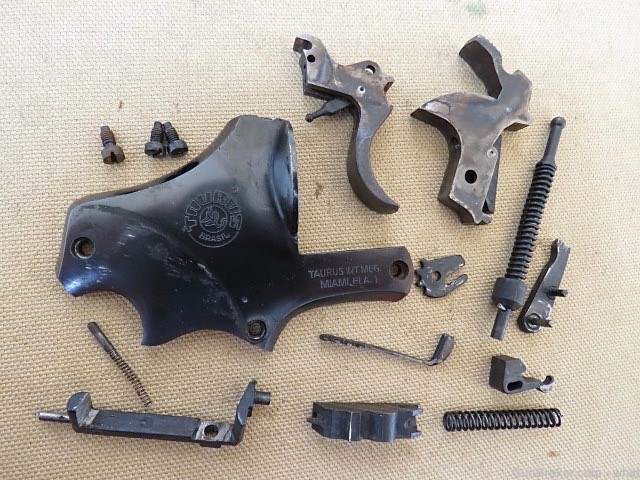 Taurus Model 66 .357 Magnum Small Parts Lot Kit Hammer Trigger Sideplate-img-0