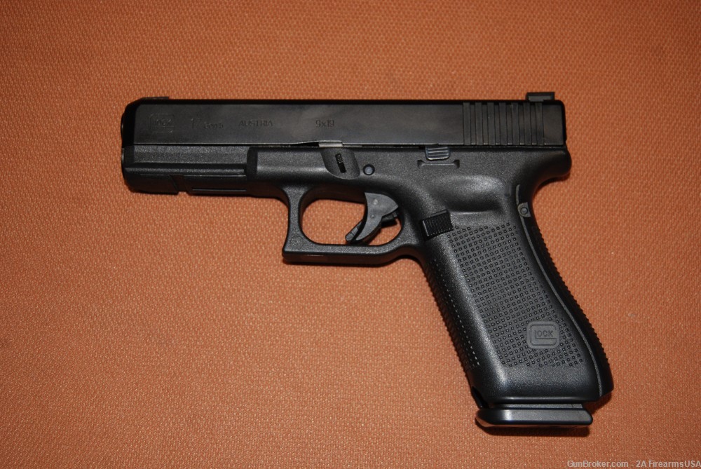 Glock G17 Gen 5 – 9mm - LE Trade-In - NIGHT SIGHTS – LIFETIME GUARANTEE -img-1